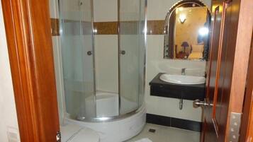 Kahden hengen standard-huone (kaksi sänkyä) | Kylpyhuone | Suihku, ilmaiset hygieniatuotteet, pyyhkeet