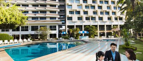 Kolam renang outdoor, dengan payung kolam renang dan kursi berjemur