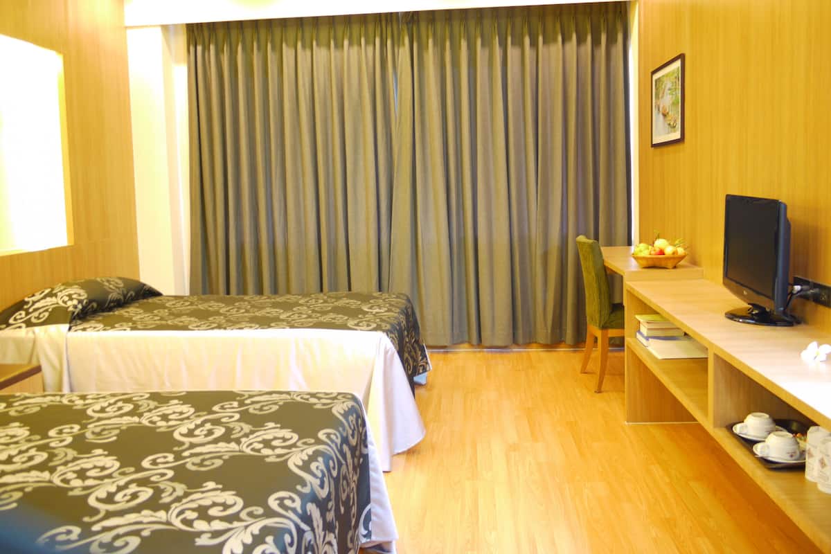 Grand Deluxe Twin Room | Kaliteli yatak takımı, minibar, masa, güneşlik/perde