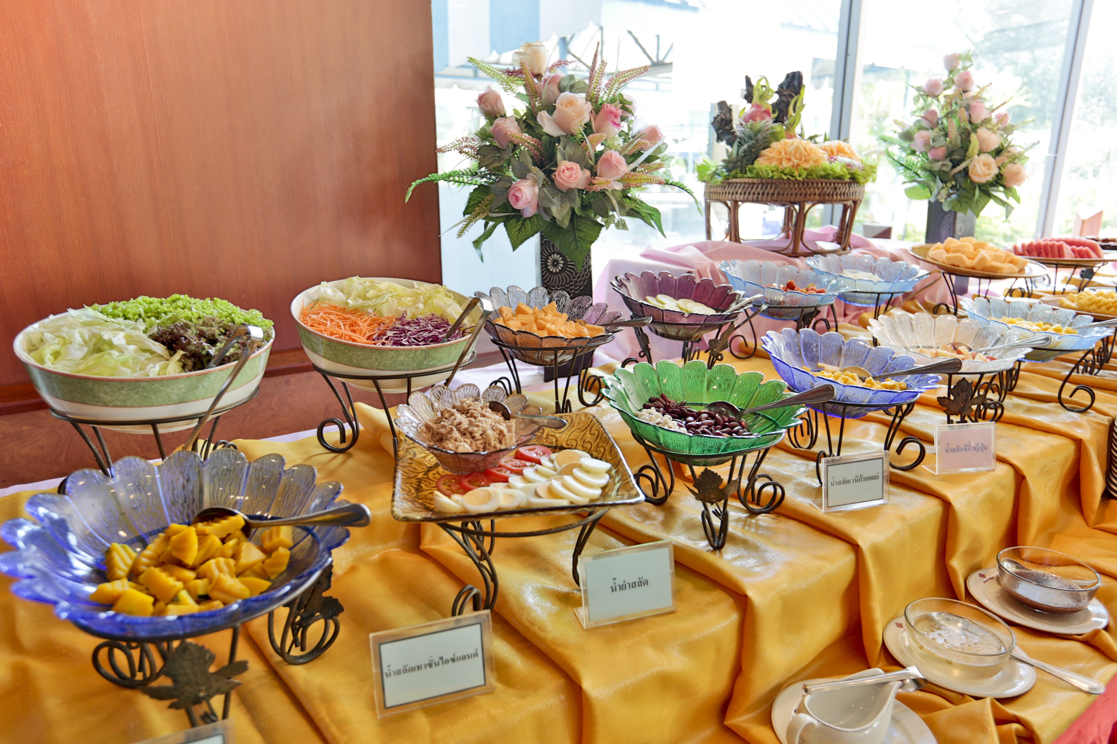 Ein reichhaltiges Buffet mit verschiedenen Speisen und einer Blumenvase.