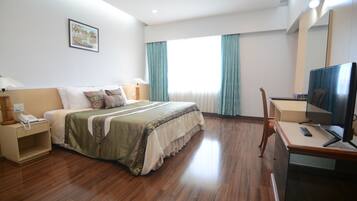 Premium bedding, minibar, desk, blackout drapes