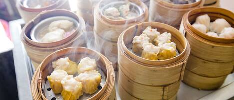 Una presentación de dumplings al vapor en vaporeras de bambú.