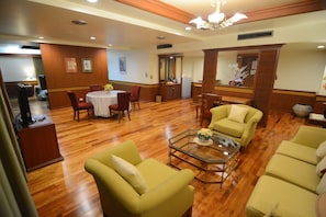 Suite Royal | Salón en el vestíbulo | 2 bares