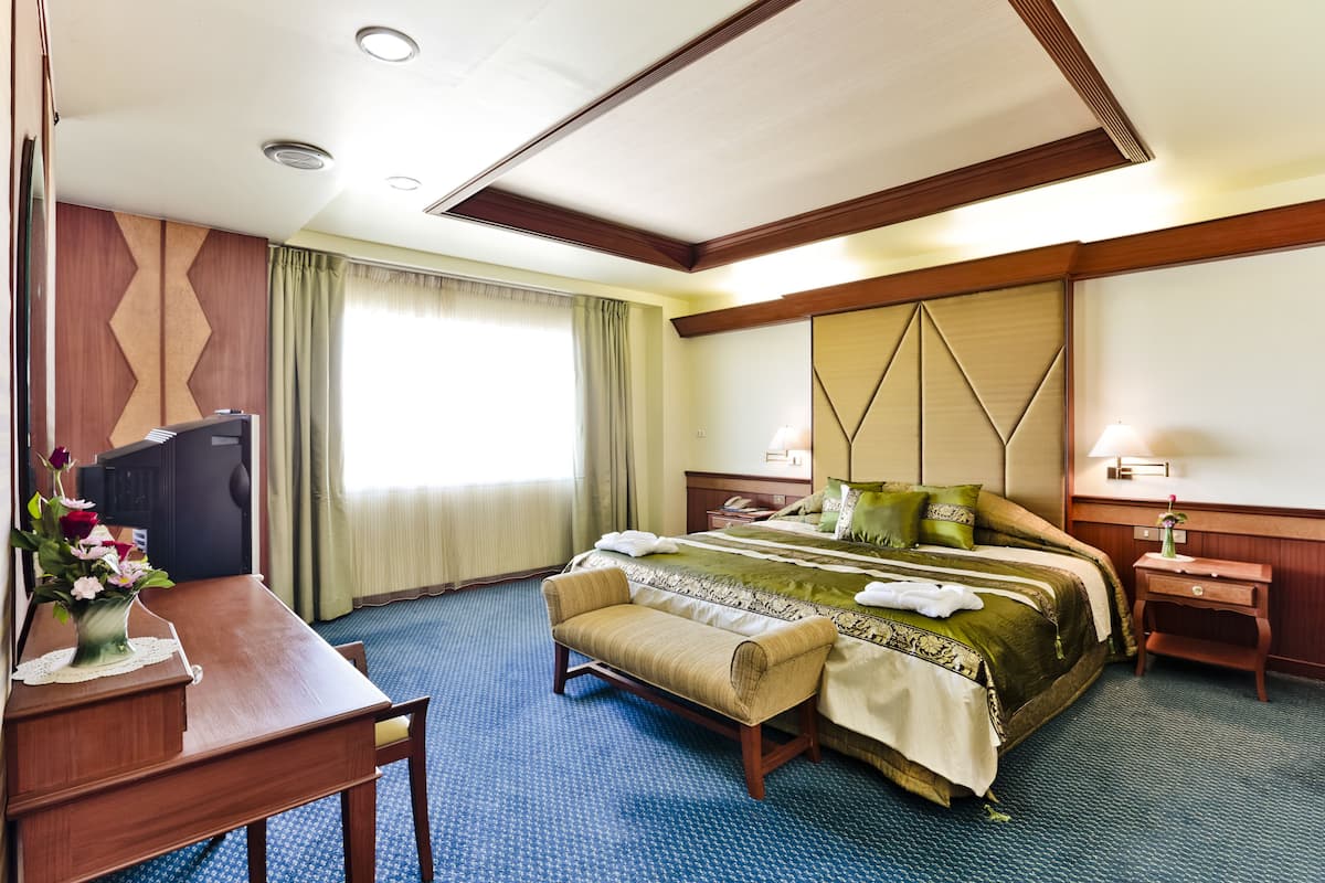 Junior Süit | Kaliteli yatak takımı, minibar, masa, güneşlik/perde