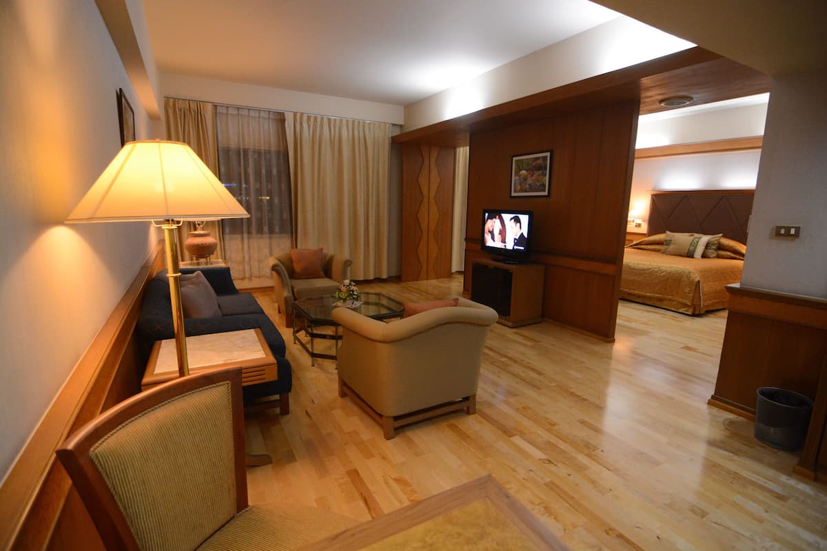 Family Süit | Oturma odası | Kablolu TV kanalları bulunan 32 inç LCD televizyon, televizyon