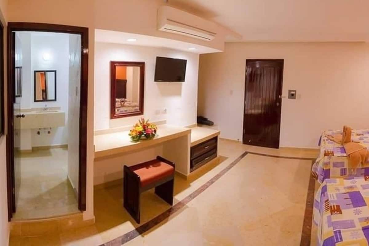 Monolocale Deluxe, 2 letti matrimoniali | Una cassaforte in camera, una scrivania, Wi-Fi gratuito