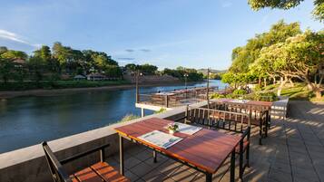 2 restaurants, breakfast, lunch served; local and international cuisine