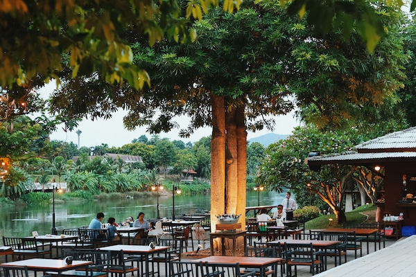 2 restaurants; breakfast, lunch, and dinner served