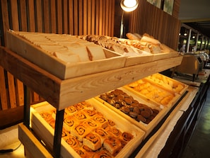 Una vitrina de panadería con diversos productos horneados.