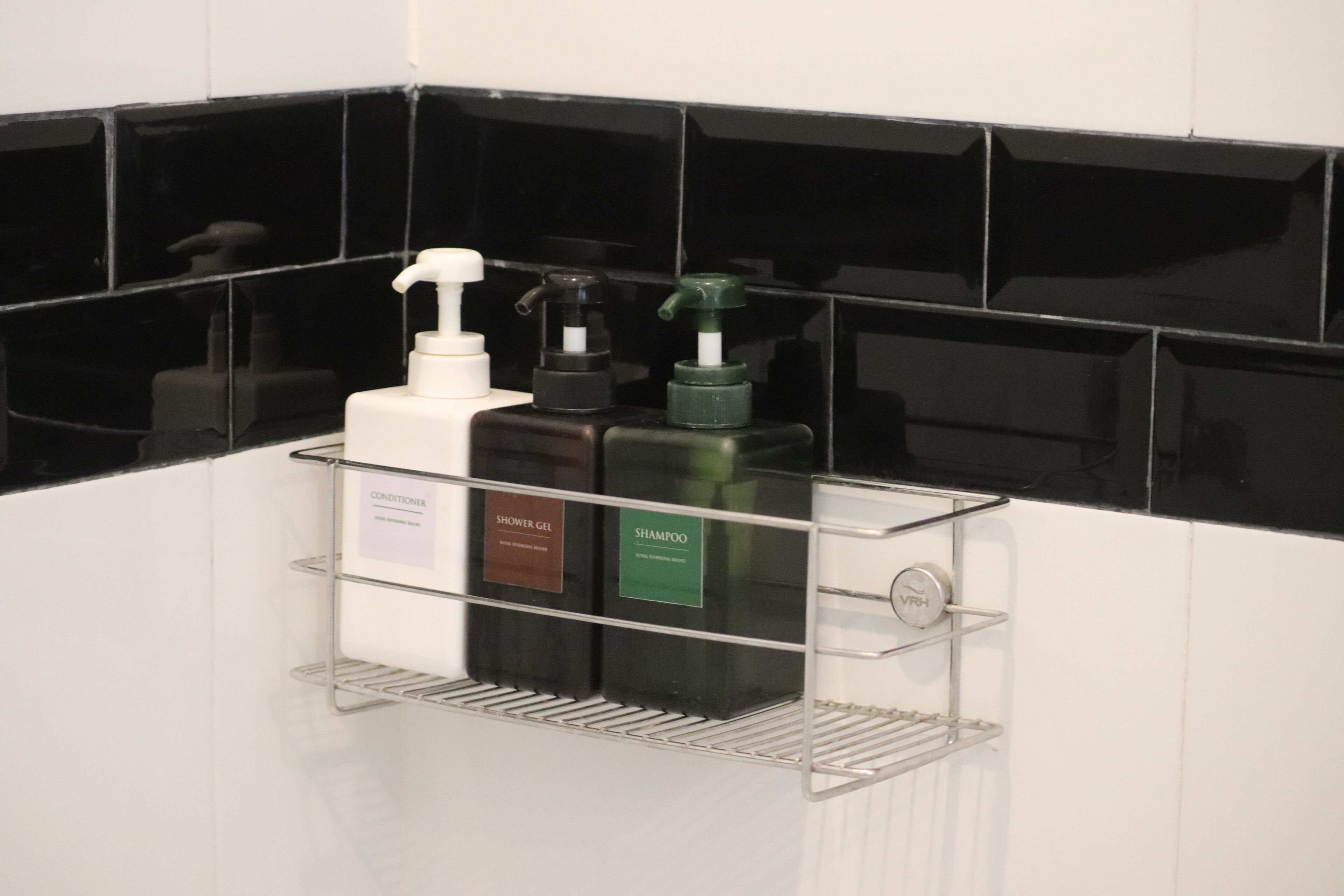 deluxe double or twin room | bathroom | free toiletries, hair dryer, slippers, towels