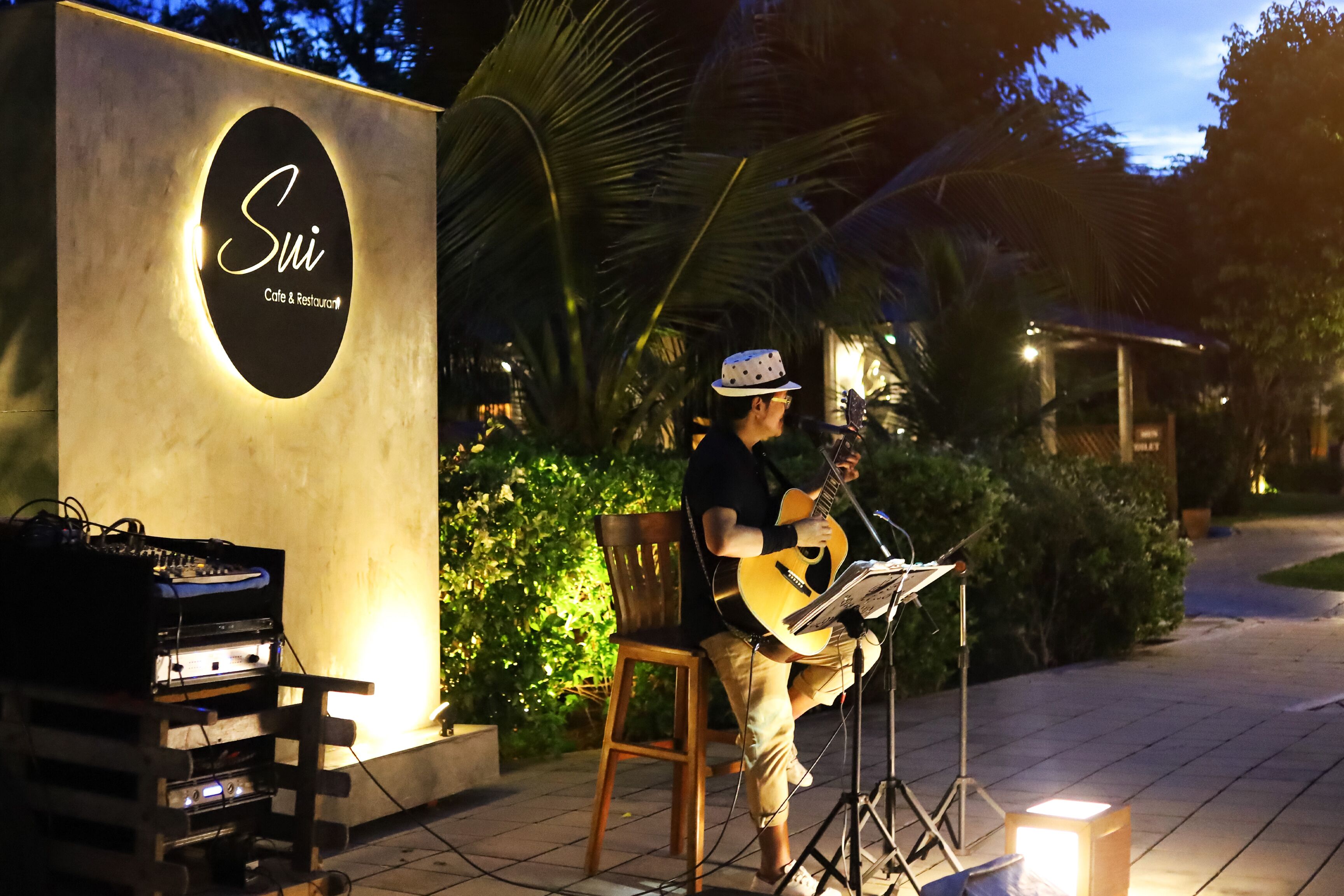 2 restaurants, breakfast, lunch served; local and international cuisine