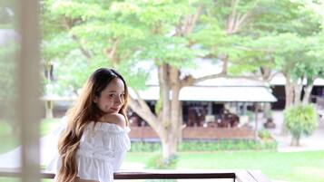 Deluxe Double or Twin Room | Living area | 32-inch TV with satellite channels