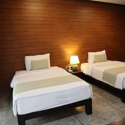 Deluxe Double or Twin Room | Minibar, in-room safe, desk, laptop workspace