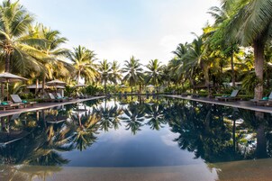 Outdoor pool, pool umbrellas, sun loungers