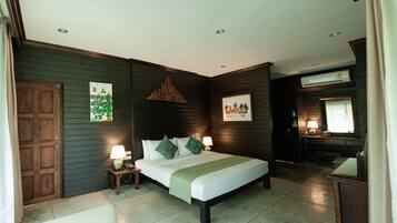 Junior Double Room, 1 King Bed, Balcony, Corner | Minibar, in-room safe, desk, laptop workspace