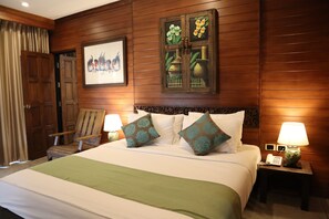 Junior Double Room, 1 King Bed, Balcony, Corner | Minibar, in-room safe, desk, laptop workspace