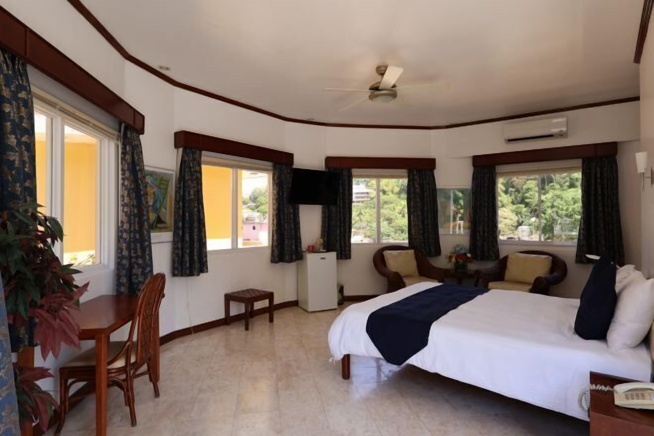 Premium bedding, Tempur-Pedic beds, minibar, in-room safe