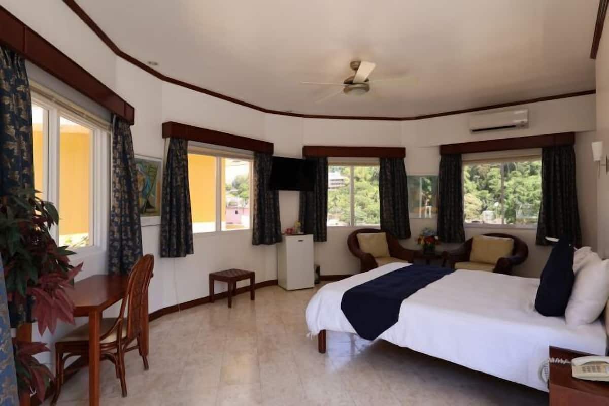 Premium bedding, Tempur-Pedic beds, minibar, in-room safe