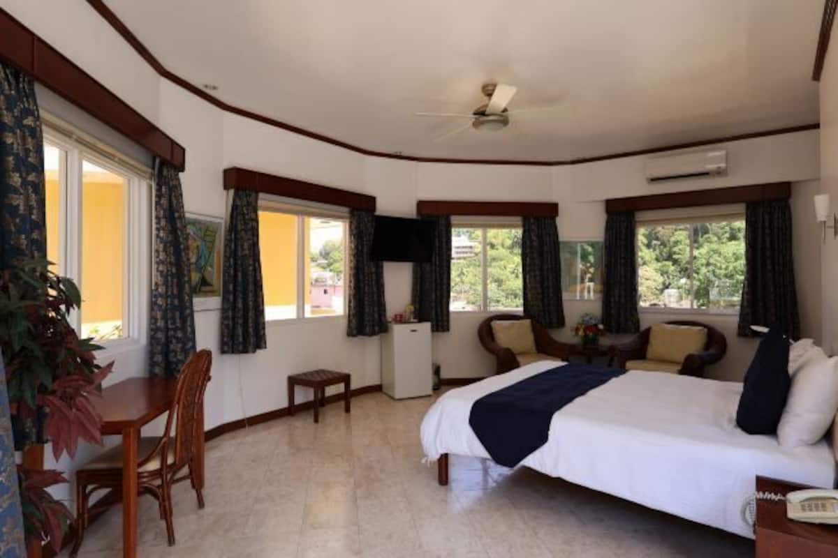 Ylelliset vuodevaatteet, Tempur Pedic -patjalliset sängyt, minibaari