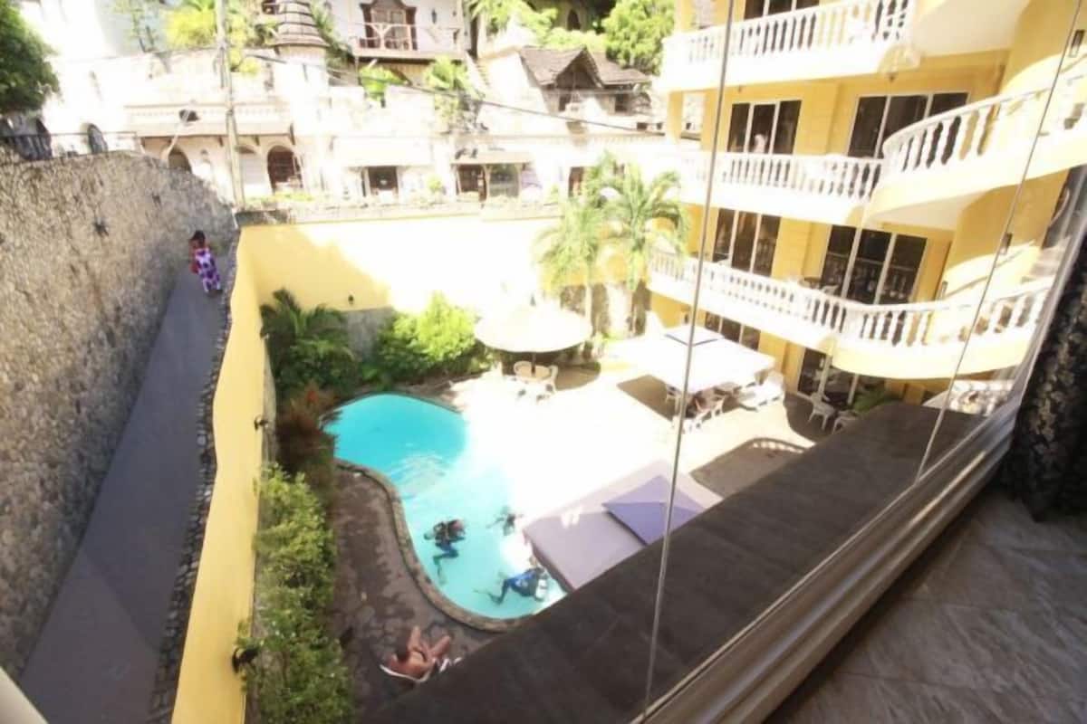 Luxe beddengoed, Tempur Pedic-bedden, een minibar, een kluis op de kamer