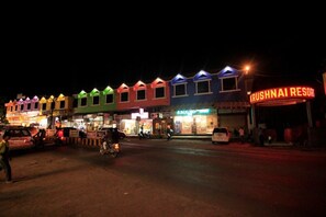 Depan hartanah - siang/malam