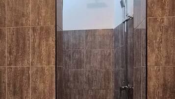 Family Room | Bathroom | Shower, free toiletries, towels, toilet paper