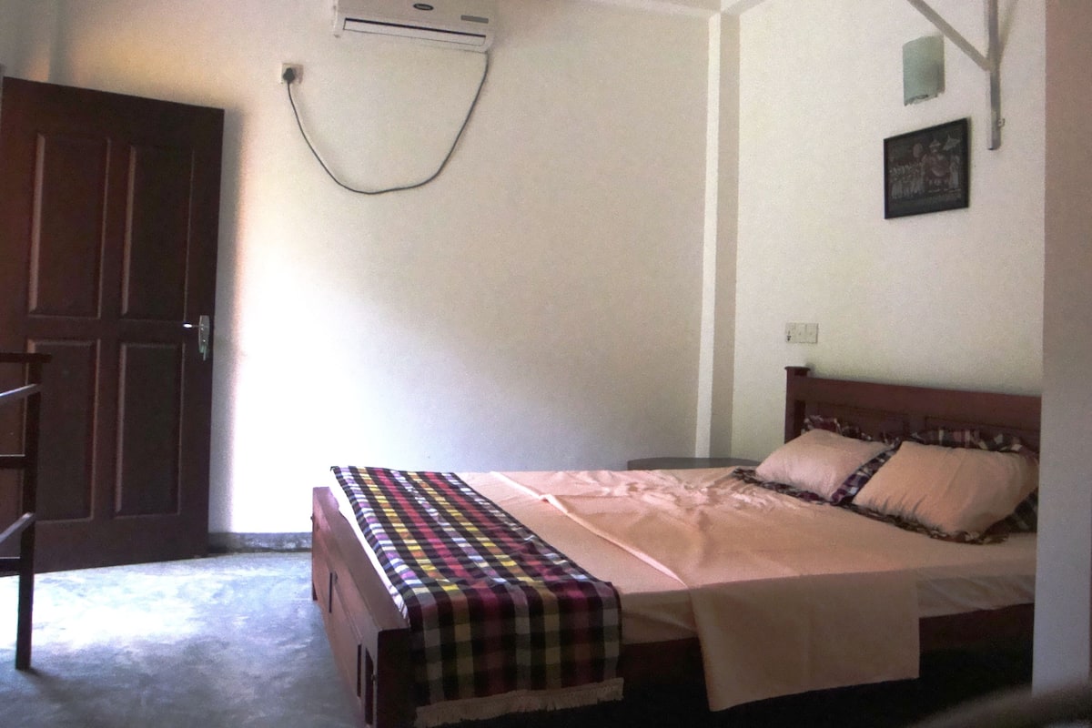 Chambre Double Standard, 1 trÚs grand lit, salle de bains privée, vue jardin