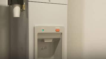 Des toilettes équipées d’un distributeur d’essuie-tout et d’un sèche-mains.