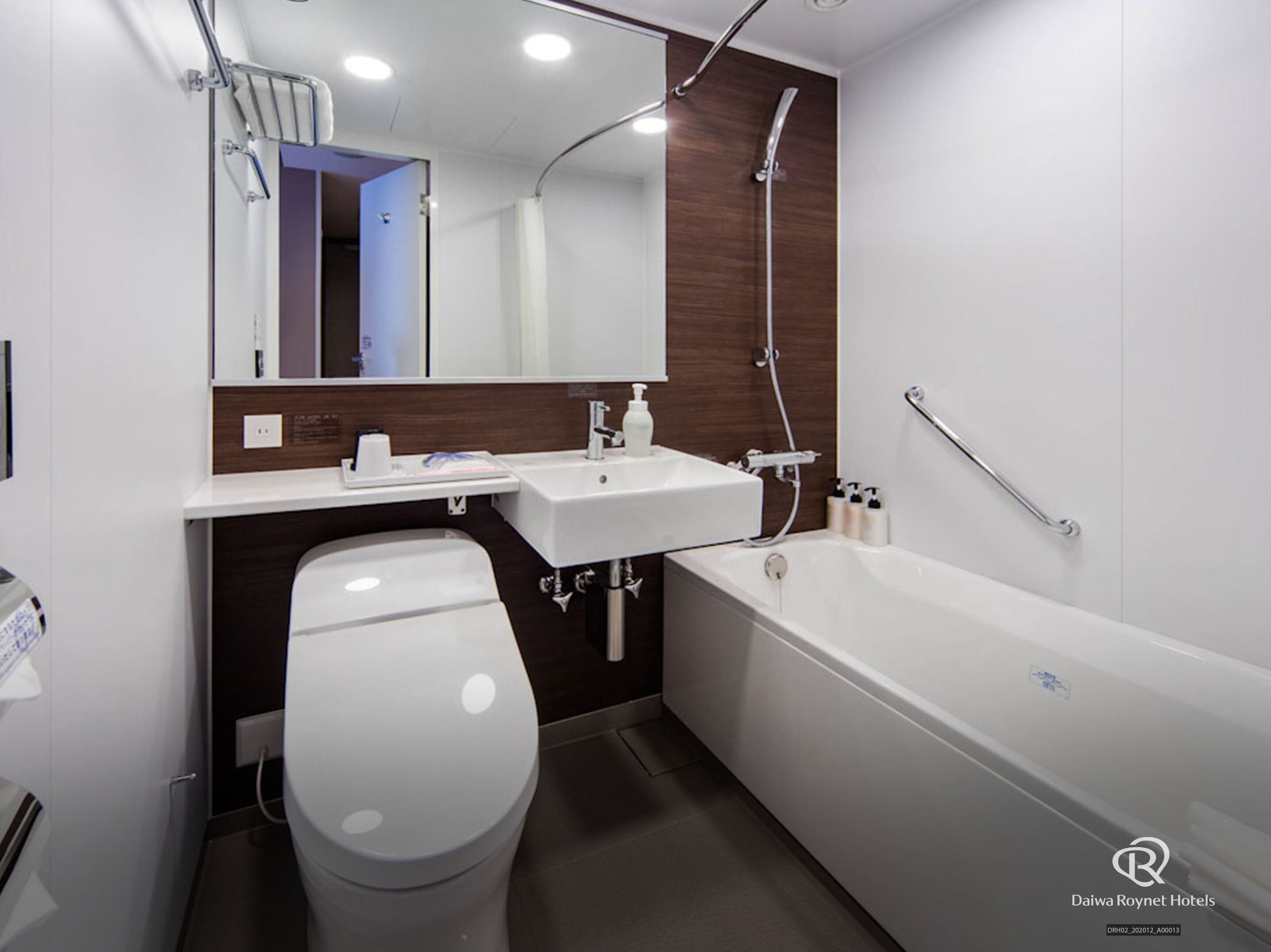 combined shower/bathtub, free toiletries, hair dryer, slippers