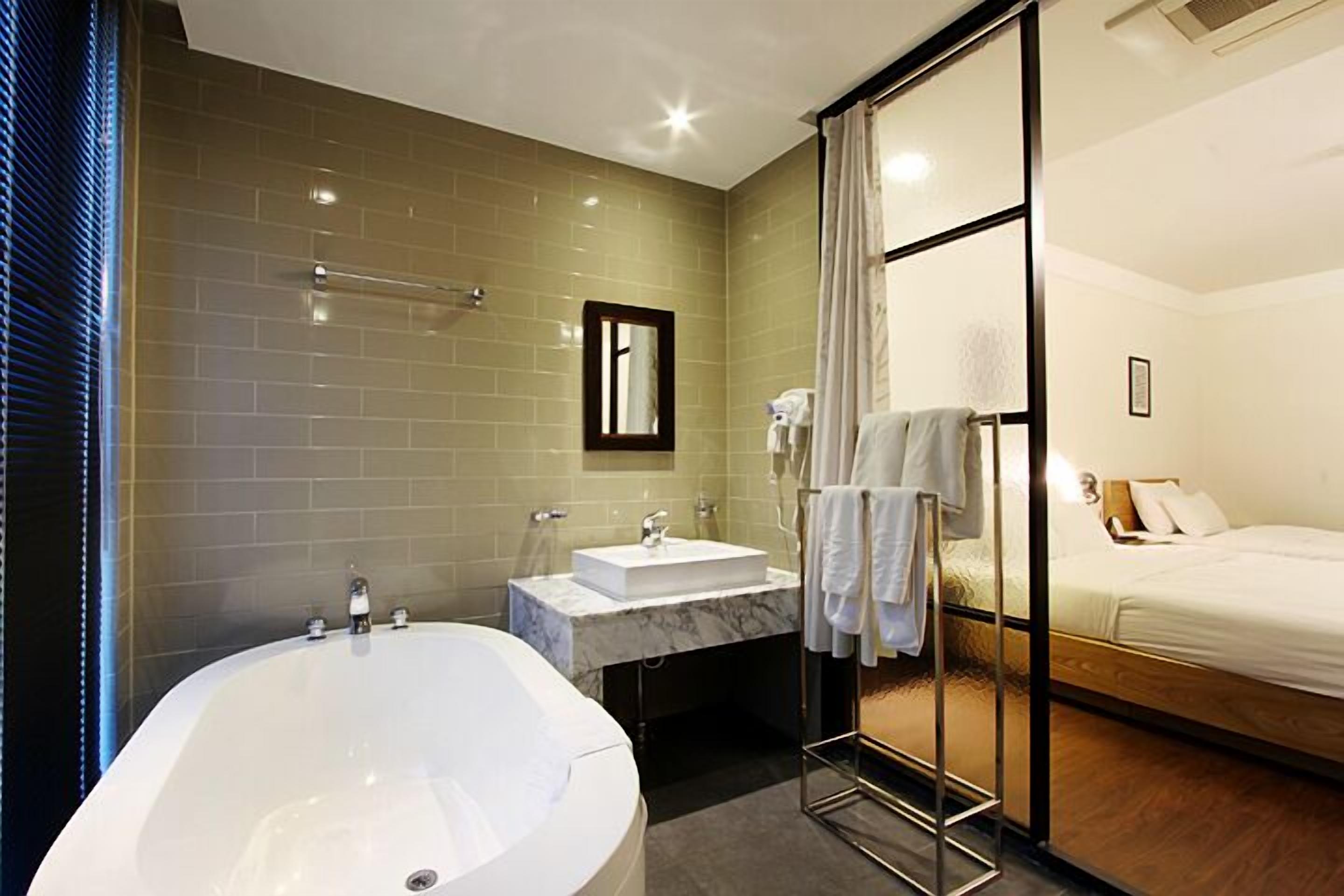 deluxe twin room | bathroom | combined shower/bathtub, free toiletries
