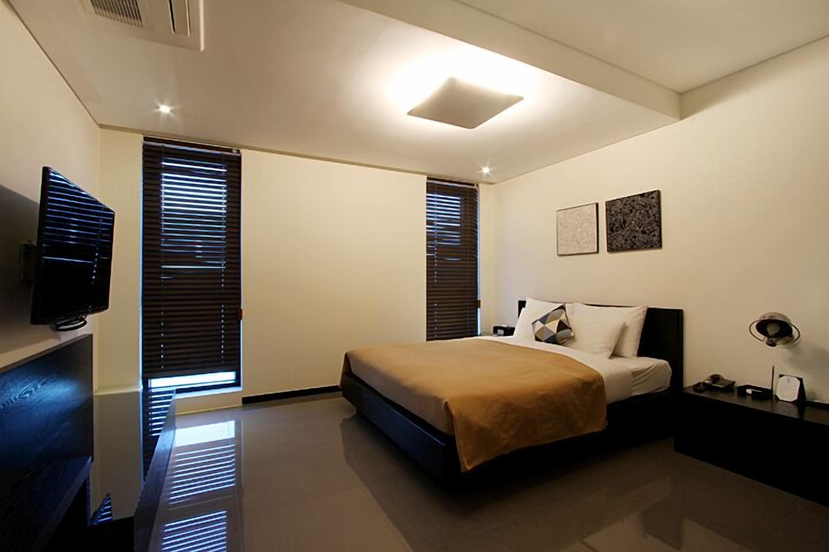 deluxe double room | free wifi, bed sheets