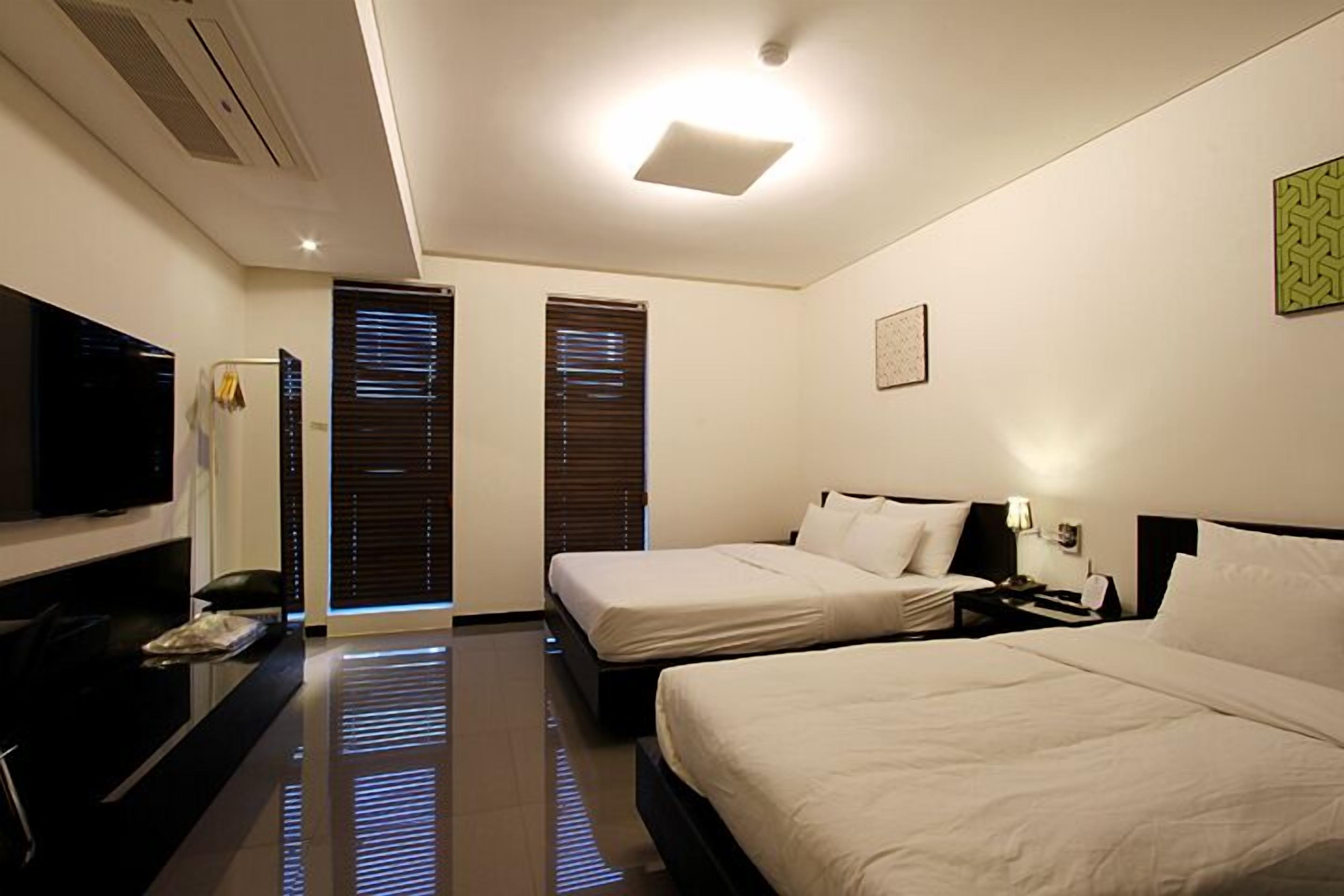 deluxe twin room | free wifi, bed sheets