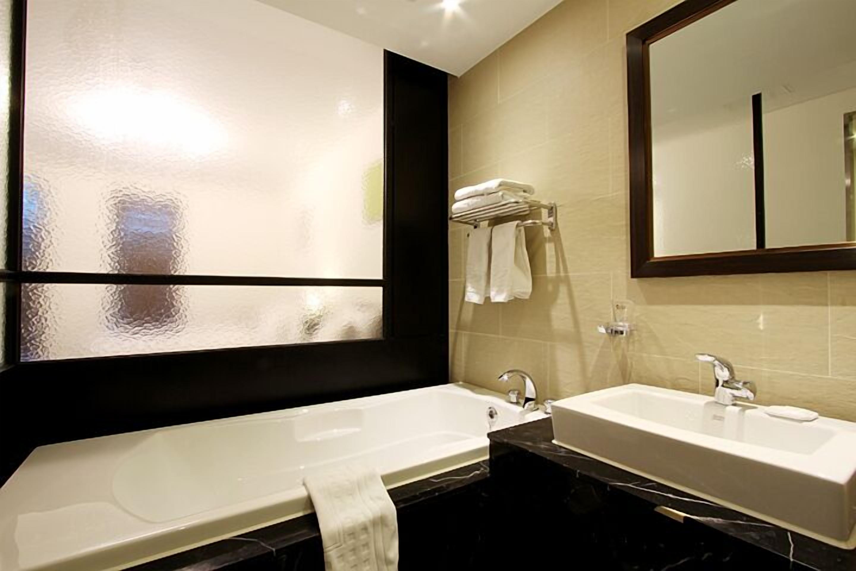 combined shower/bathtub, free toiletries