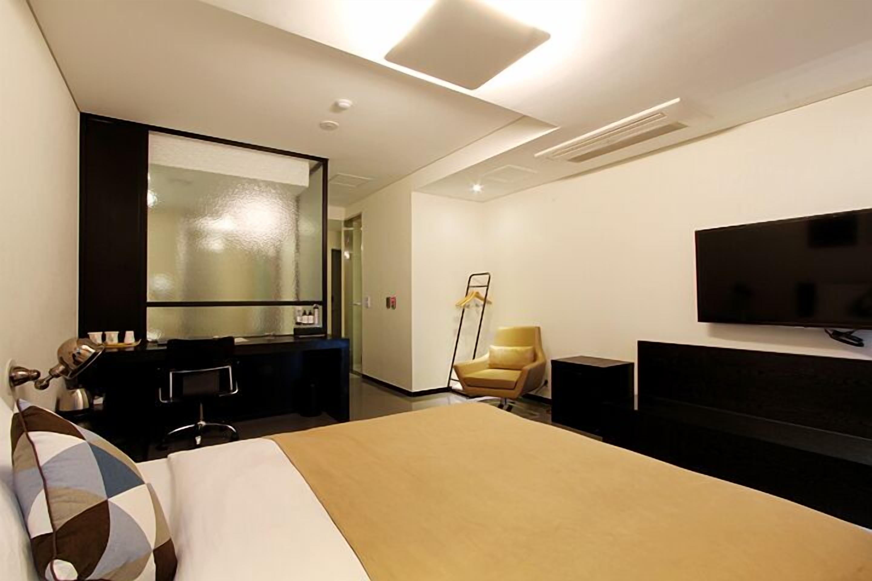 deluxe double room | free wifi, bed sheets