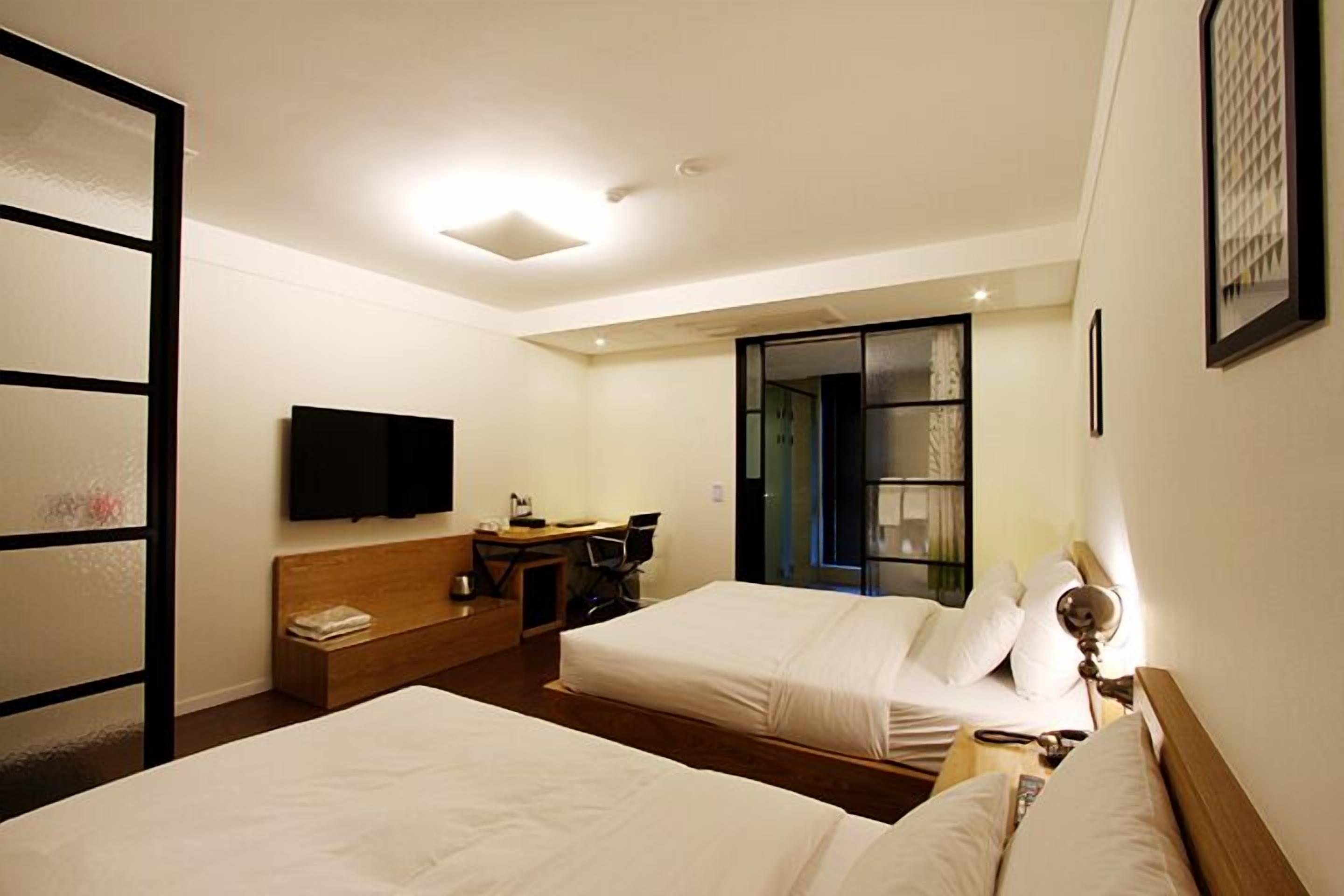 deluxe twin room | free wifi, bed sheets