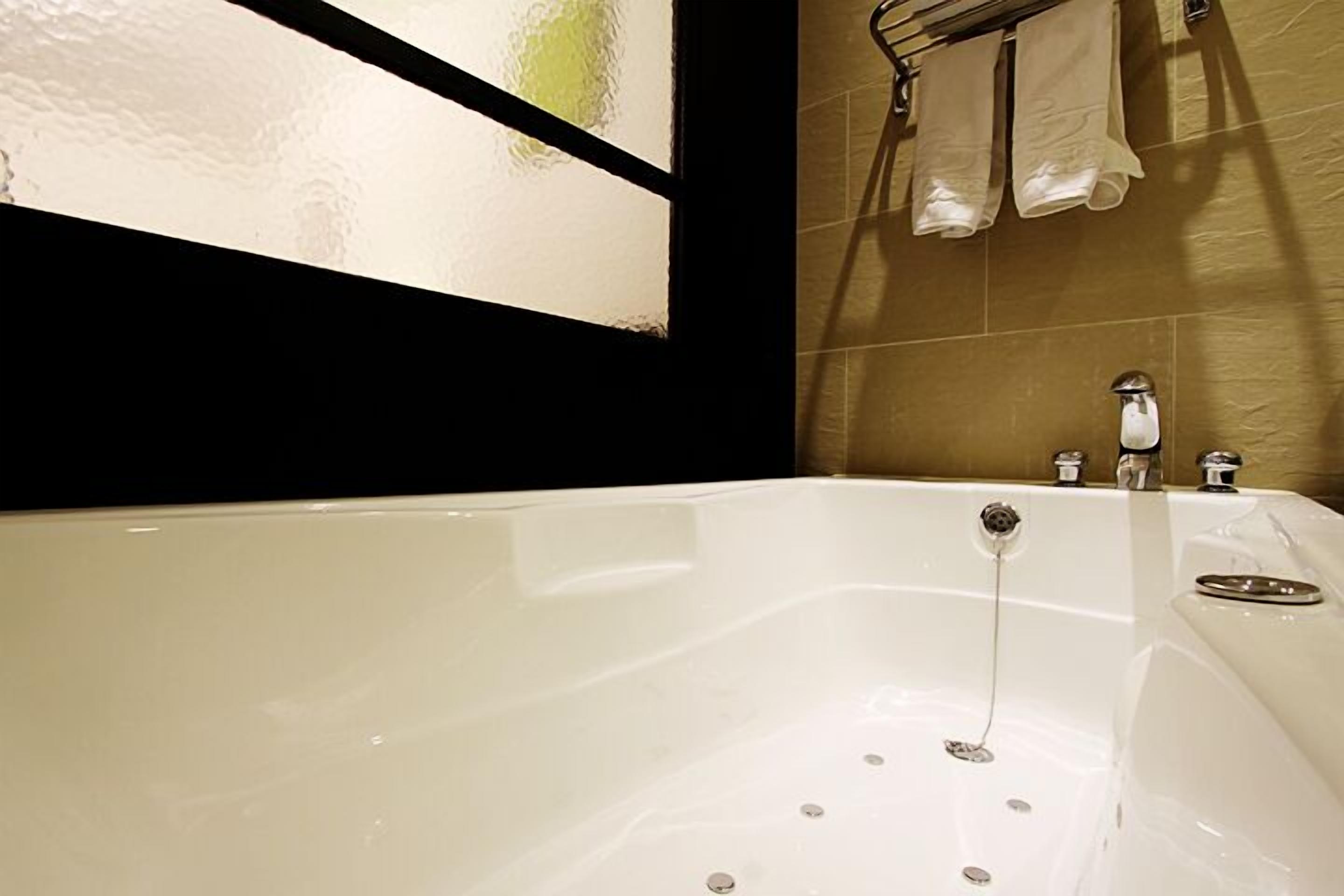 deluxe twin room | deep-soaking bathtub