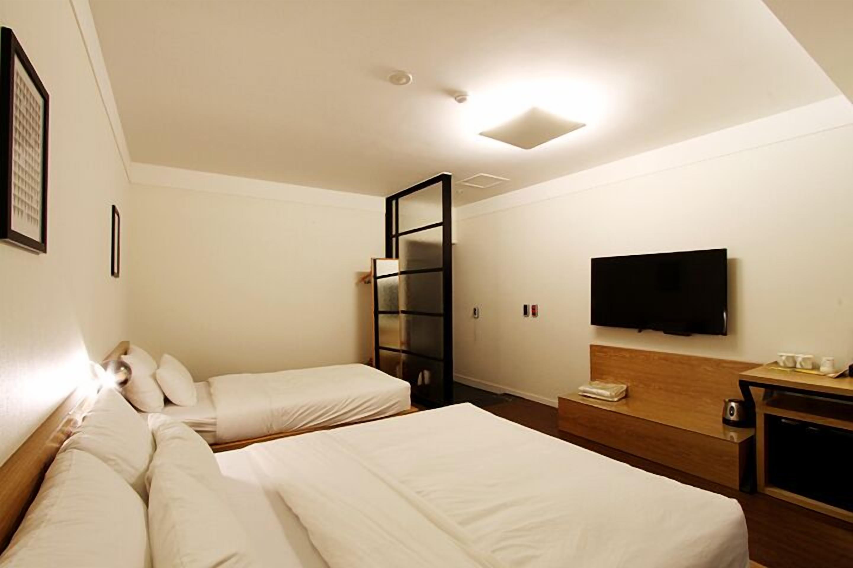 deluxe twin room | free wifi, bed sheets