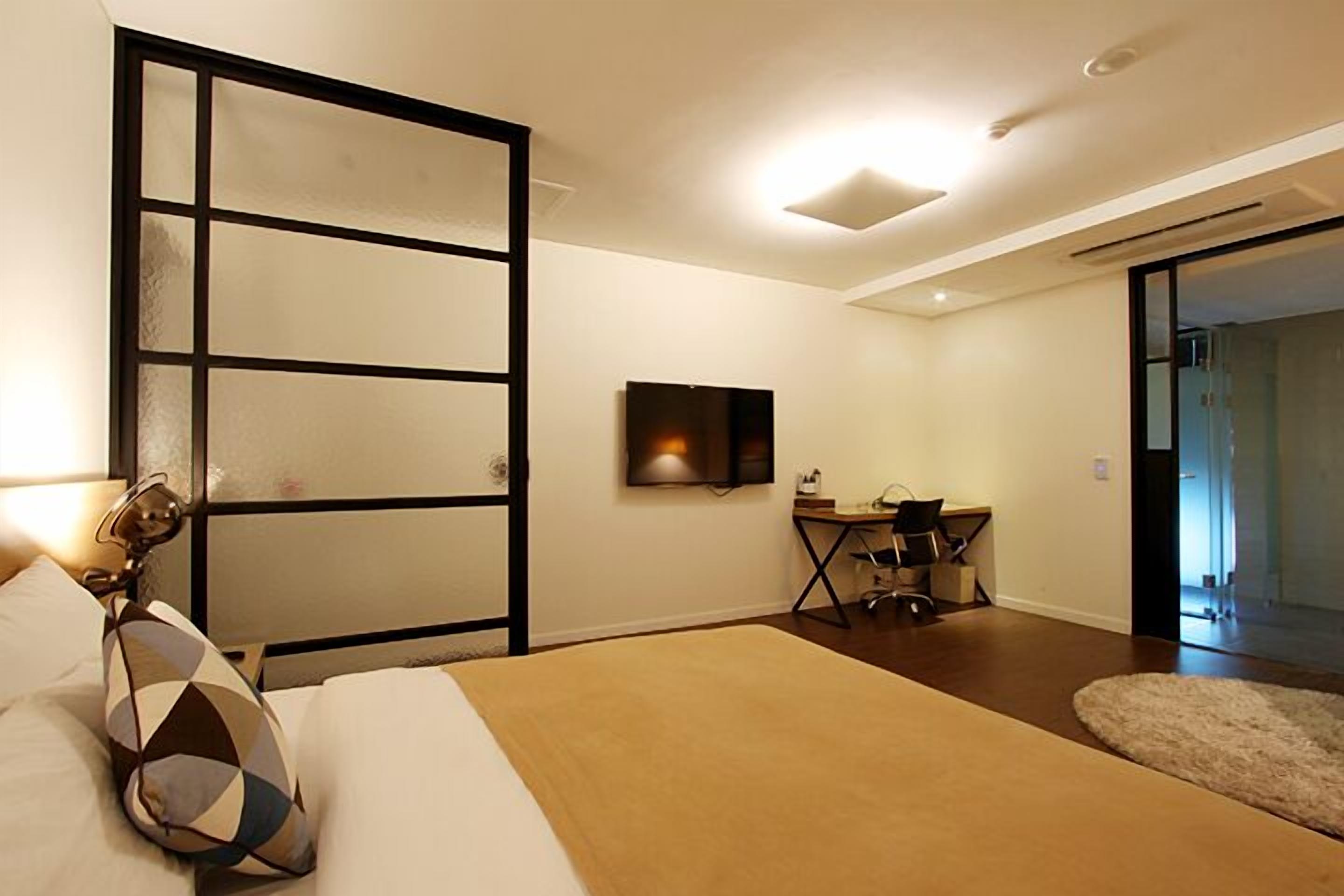 deluxe double room | free wifi, bed sheets