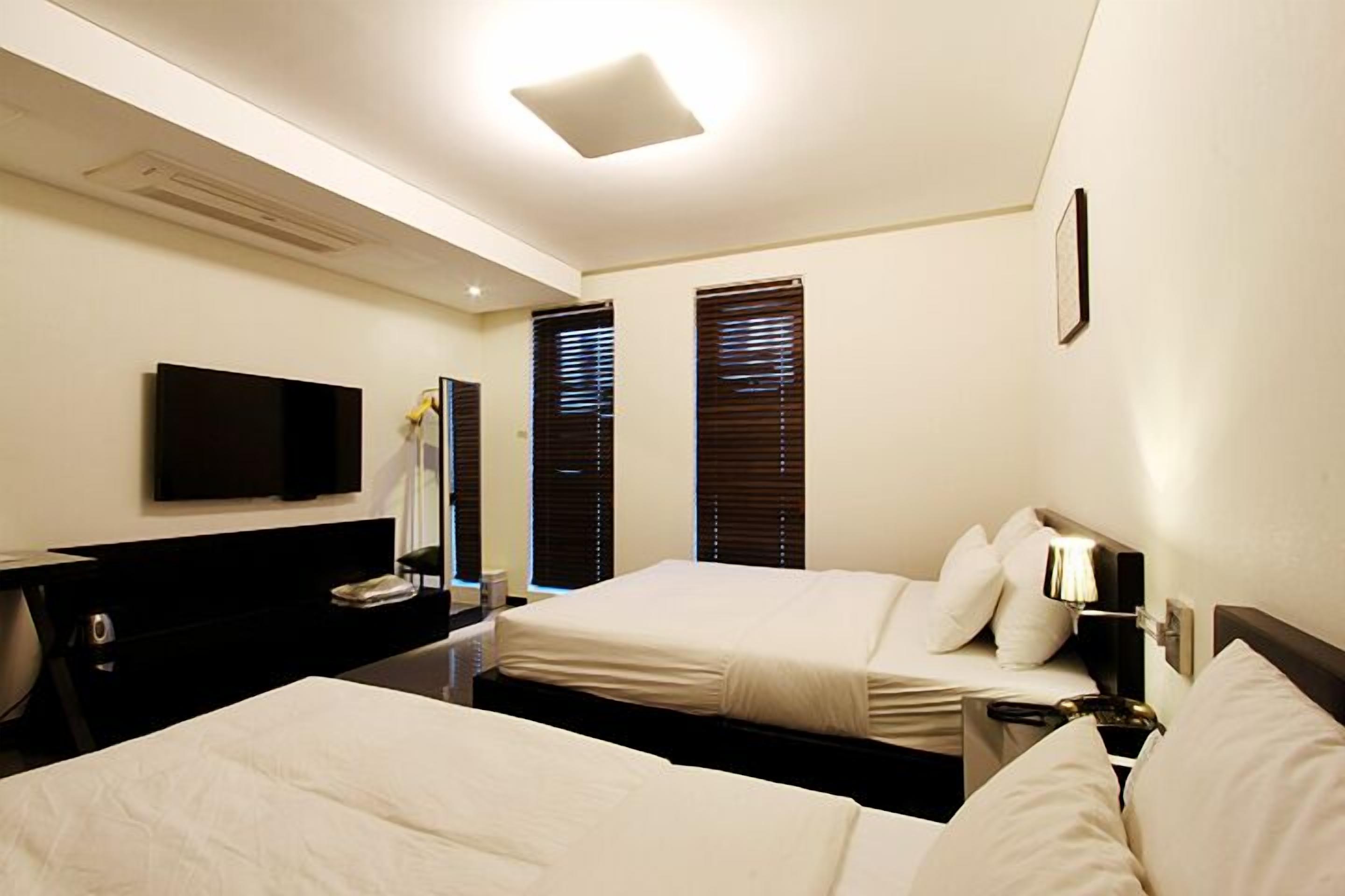 deluxe twin room | free wifi, bed sheets