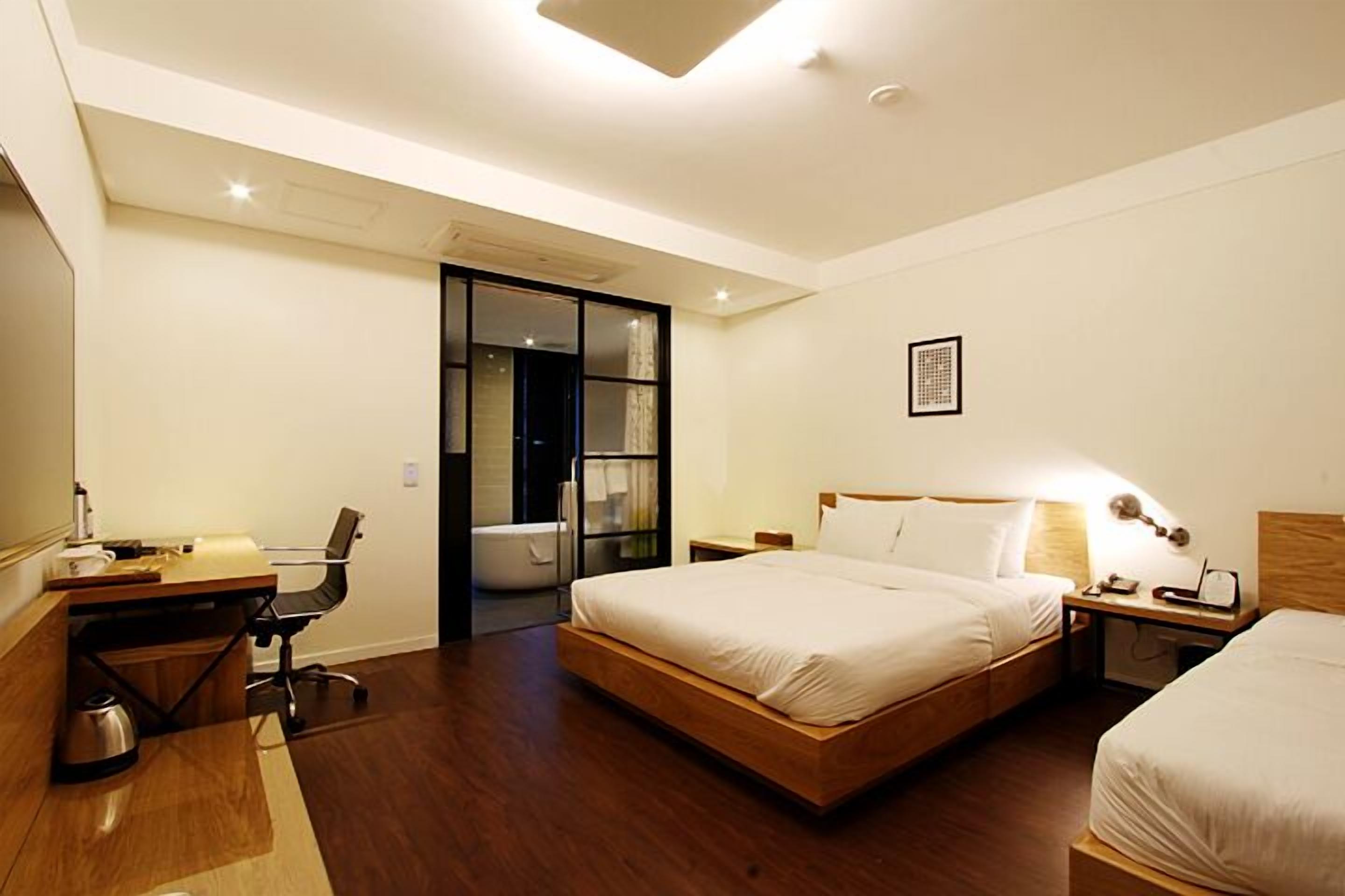 deluxe twin room | free wifi, bed sheets