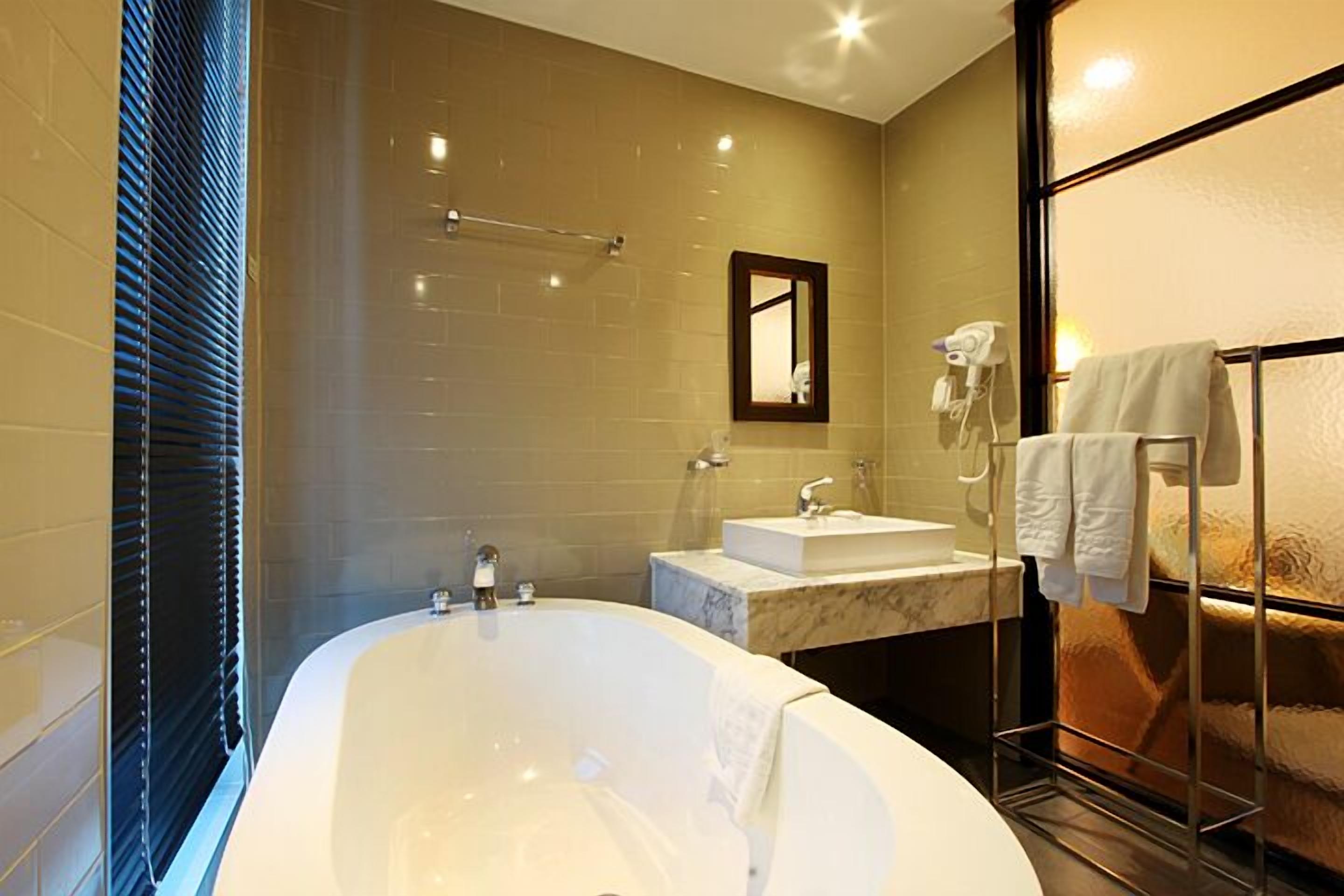 deluxe double room | bathroom | combined shower/bathtub, free toiletries