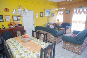 객실 내 식사 공간