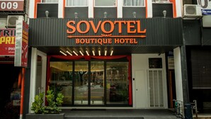 Een gebouw met een bord waarop staat: SOVOTEL Boutique Hotel.