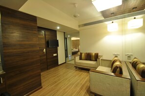 ห้องสวีท | ห้องนั่งเล่น | ทีวีจอแบน, ภาพยนตร์แบบจ่ายต่อเรื่อง