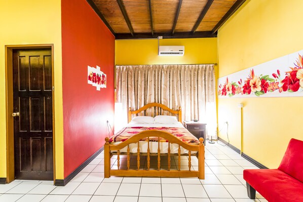 Standard-huone, 2 yhden hengen sänkyä | Tallelokero huoneessa, yksilöllisesti sisustettu