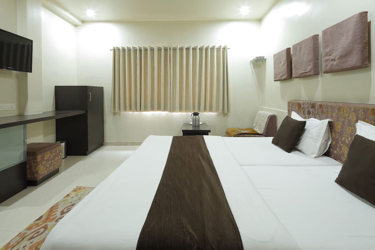 Deluxe Twin kamer, 1 slaapkamer, uitzicht op stad | Luxe beddengoed, een kluis op de kamer, een bureau, geluiddichte muren