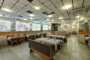 早餐，供應午餐和晚餐
