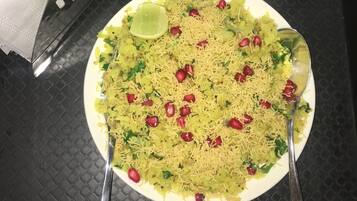 Daily cooked-to-order breakfast (INR 250 per person)