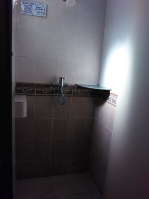 Shower, free toiletries, towels - Kapit Hotel (Kuching)