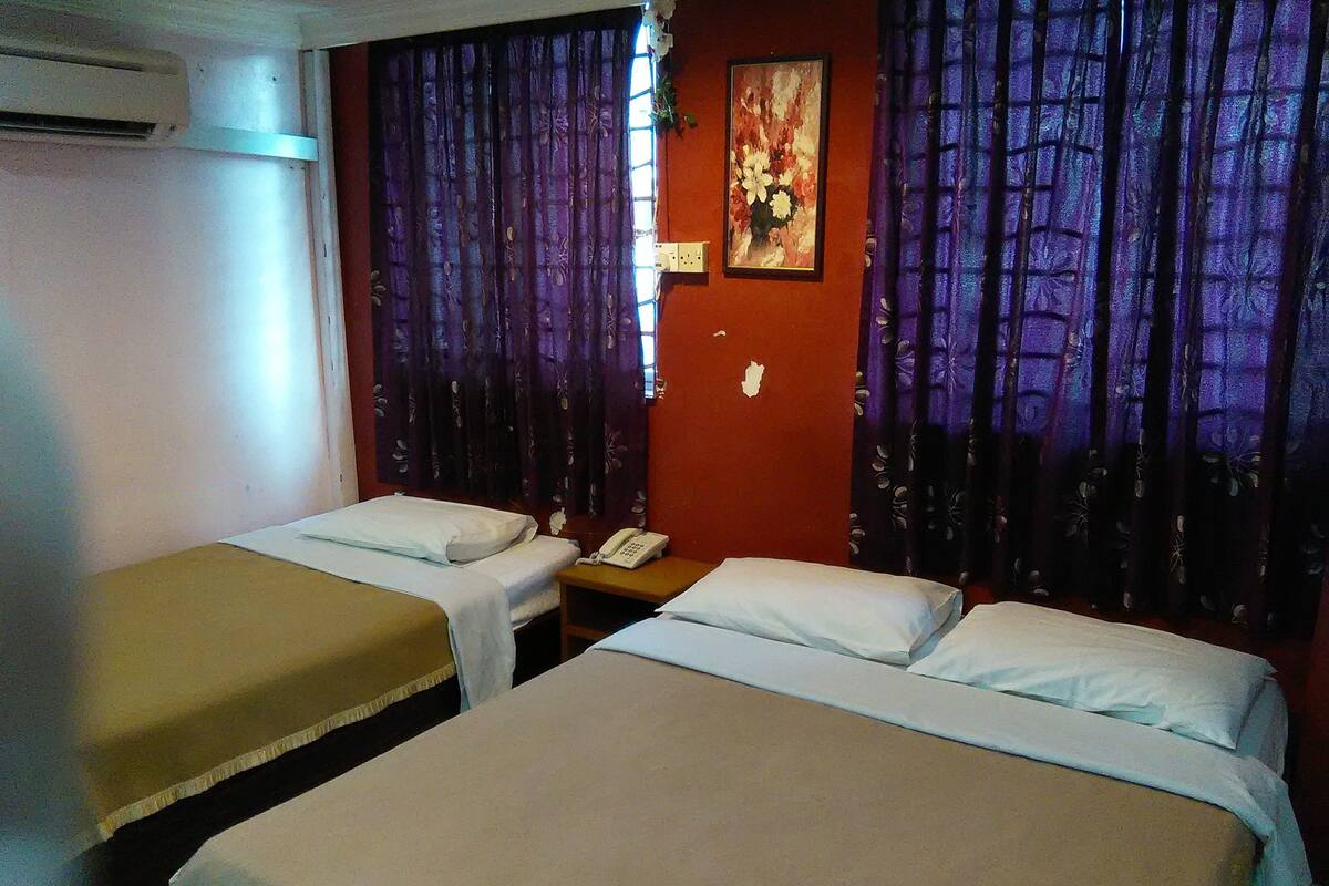 华丽客房 | 办公桌、折叠床/加床（额外收费）、免费 WiFi、床单